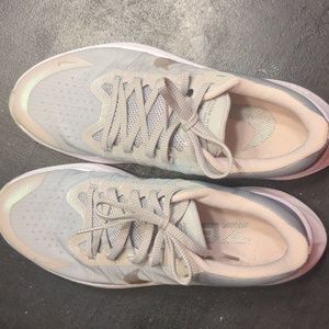 Women's Nike Winflo Zoom 8, size 9, like new, light green and silver, beautiful